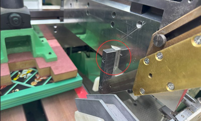 Spine Support Knife in three knife trimming machine Trimit 30 C close-up
